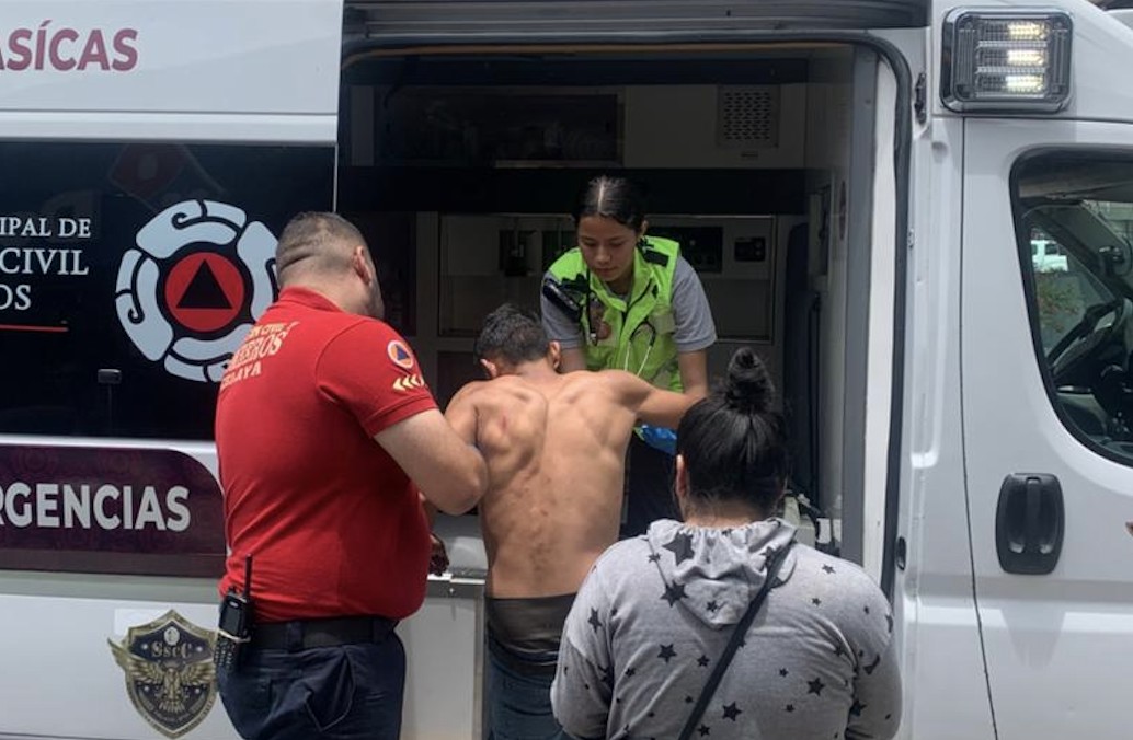 Sujetos atacan con picahielo a hombre en tianguis de Celaya y logran huir