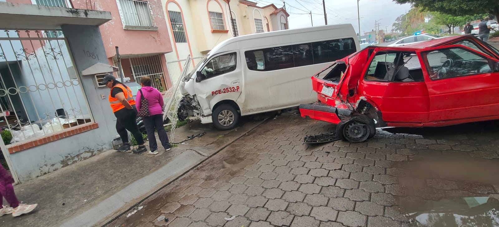 Mañana de caos vial en Celaya: tren arrastra a un auto y camioneta se estrella contra una casa