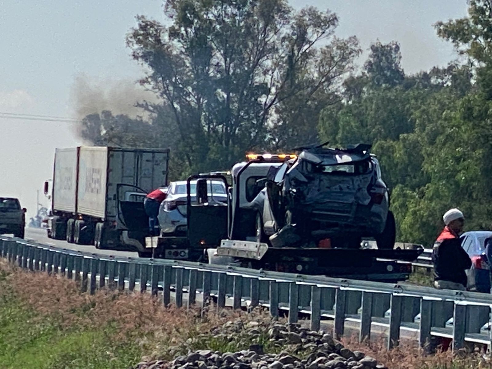 Caos vial en la autopista: Volcadura de tráiler provoca carambola y detiene el tráfico por más de cinco horas