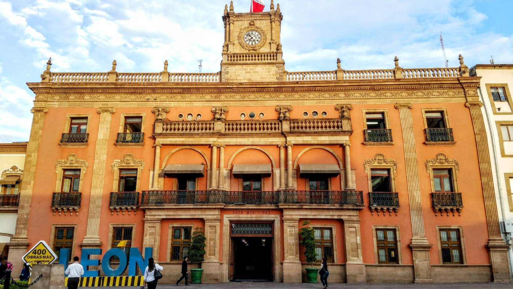 Estalla caso de presunta corrupción en León: investigan vínculos entre exfuncionario y empresas