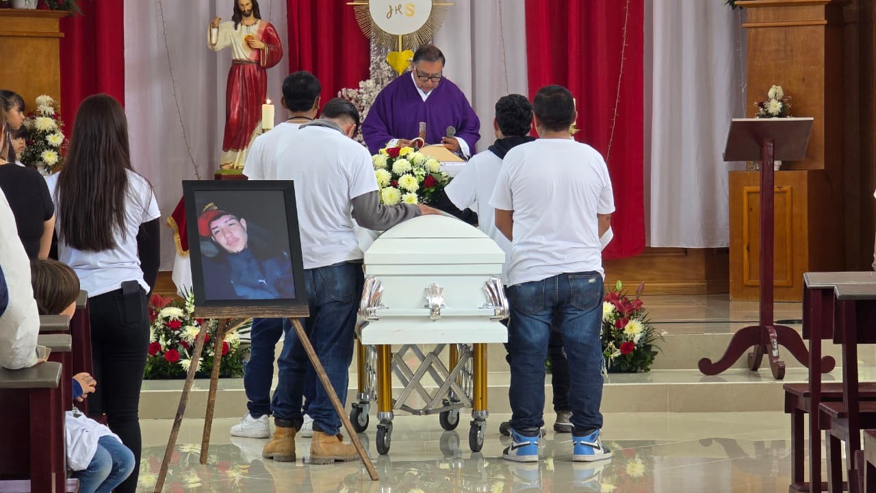 Entre dolor y exigencia de justicia, despiden familiares y amigos a Adán en Yustis