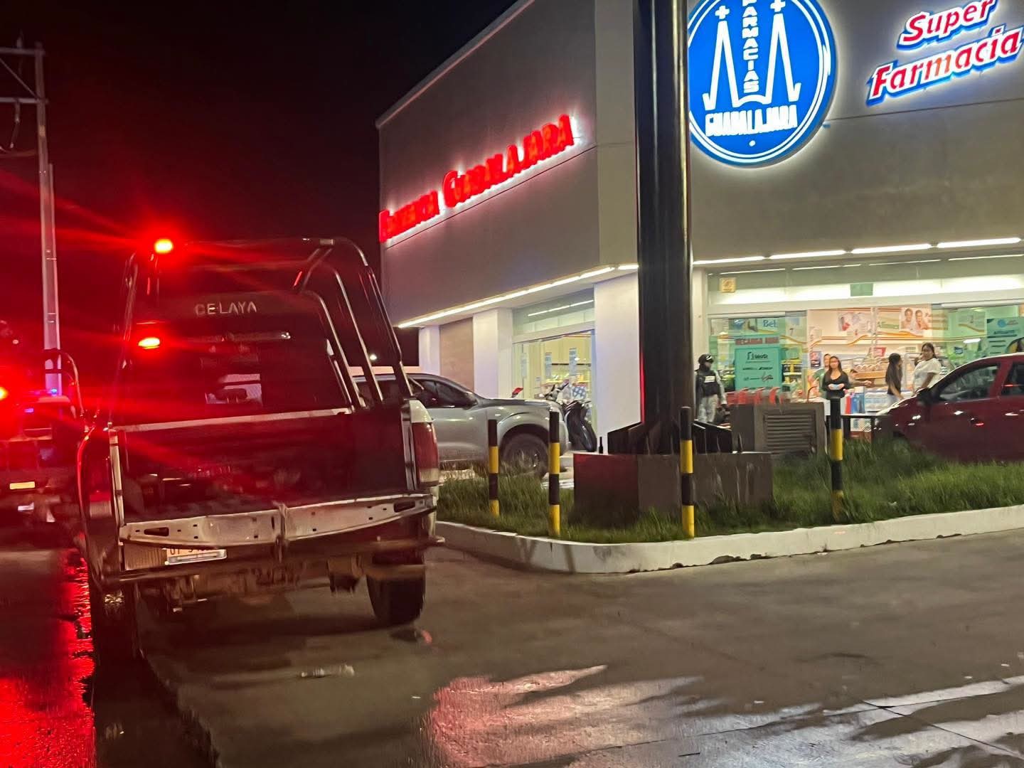 Asaltan farmacia y roban motocicleta en el norponiente de Celaya; despliegan operativo policial