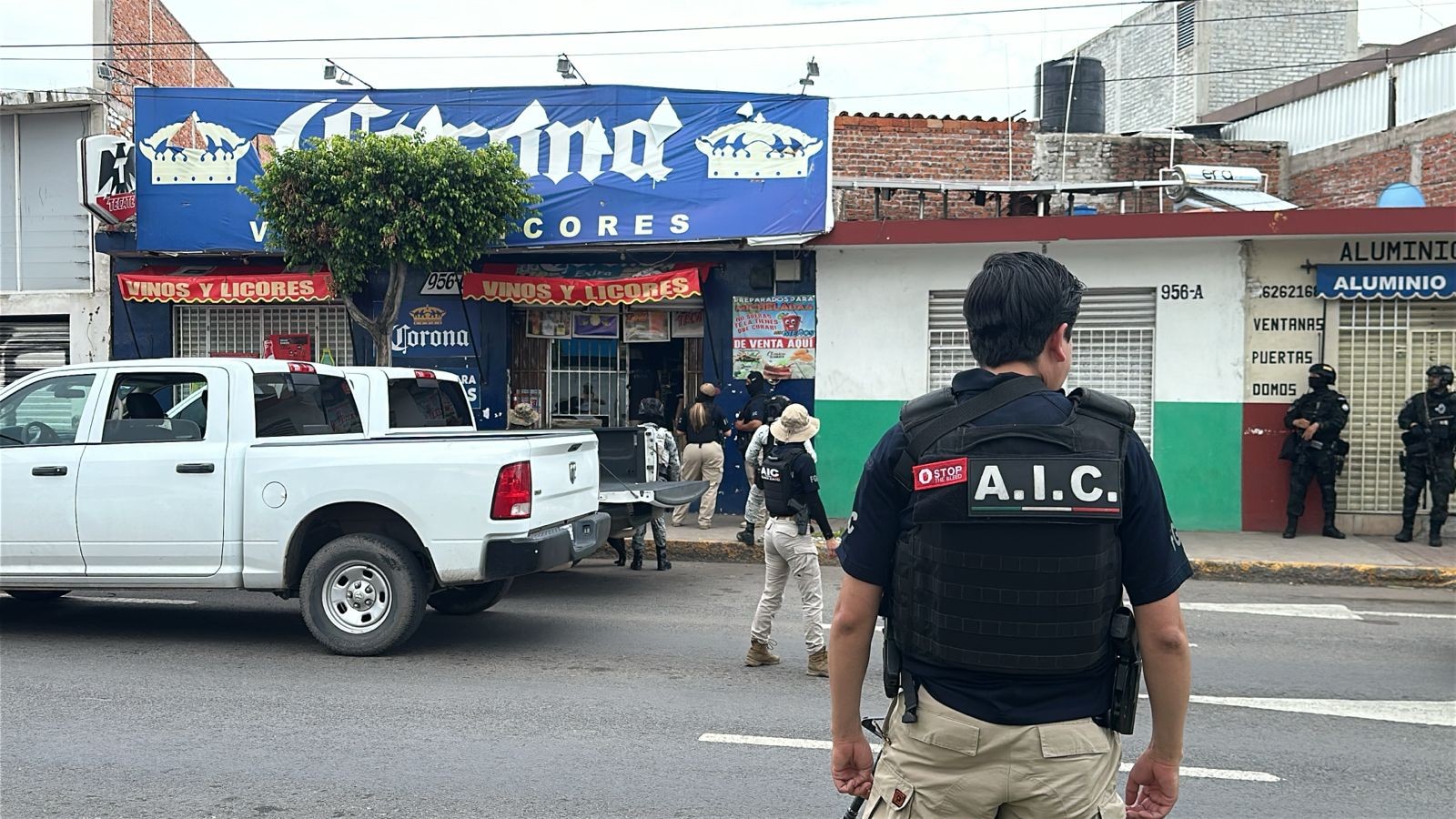Catean vinaterías en Irapuato tras casos de intoxicación por alcohol adulterado en Guanajuato
