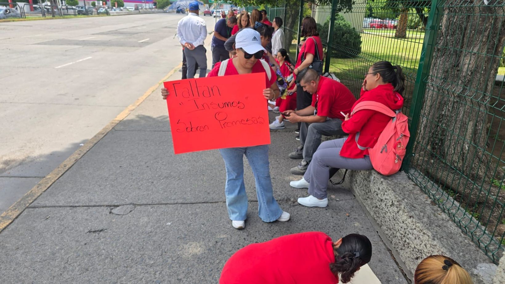 Trabajadores del IMSS protestan en León por falta de insumos y personal