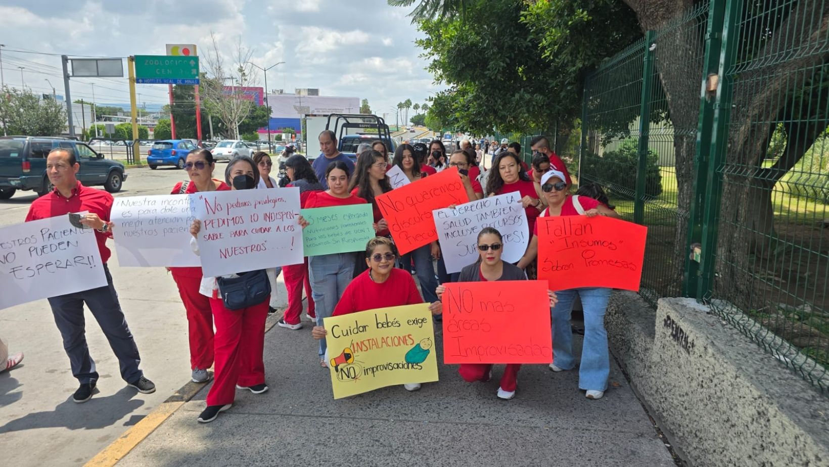 Entre pancartas y exigencias, personal del IMSS sale a las calles para defender la atención de miles de pacientes