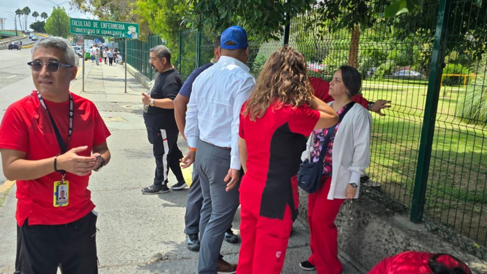 Trabajadores del IMSS protestan en León por falta de insumos y personal