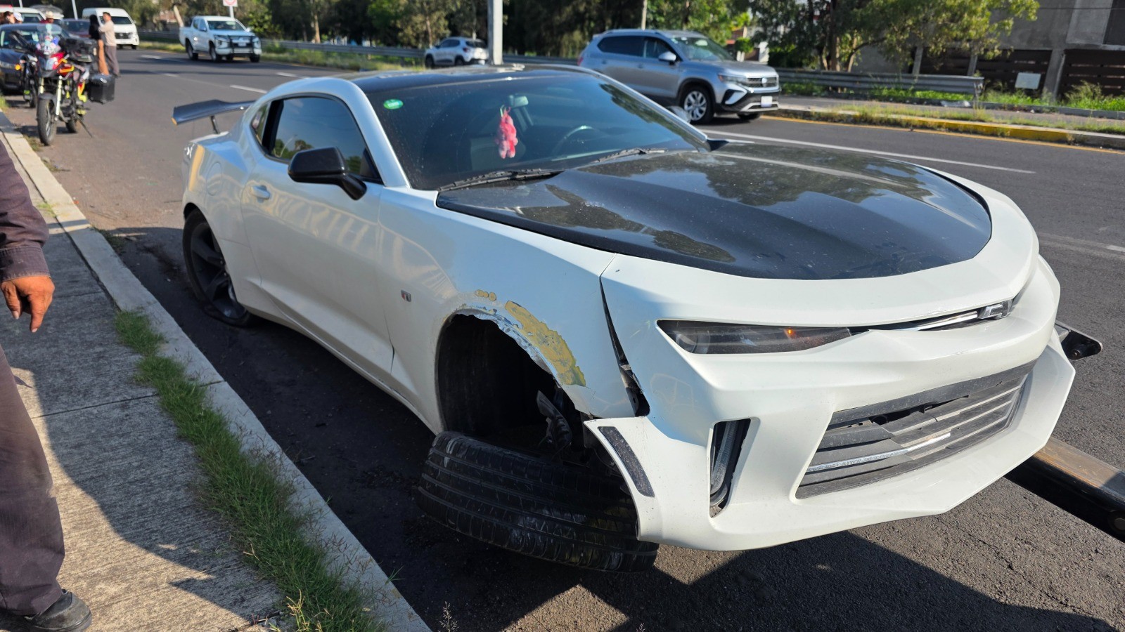 Accidente de Camaro provoca choque múltiple y colapsa avenida Constituyentes