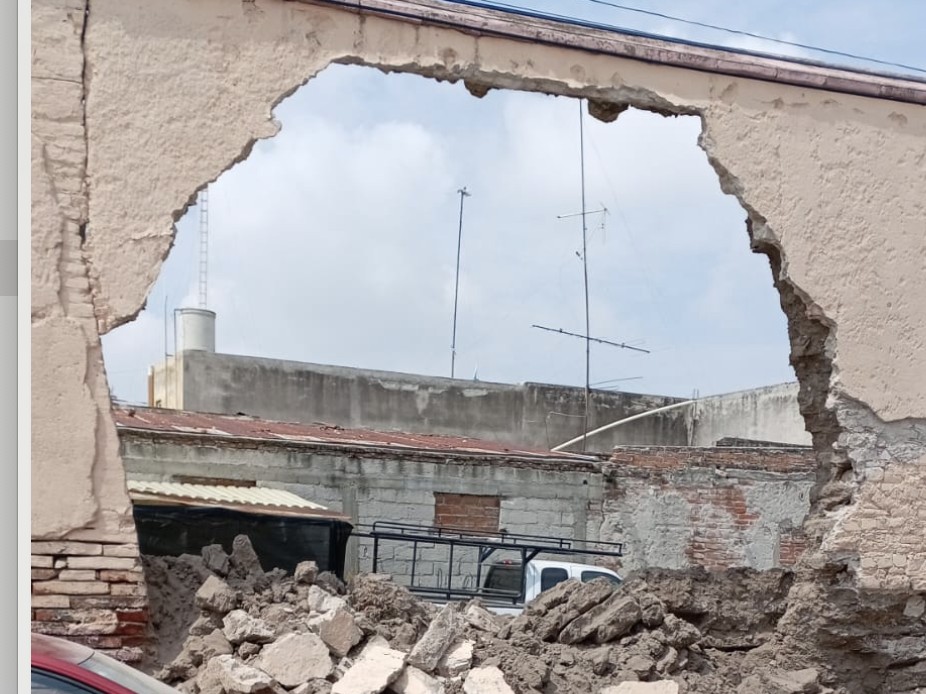Colapsa fachada de vivienda y provoca alarma en zona centro de Celaya