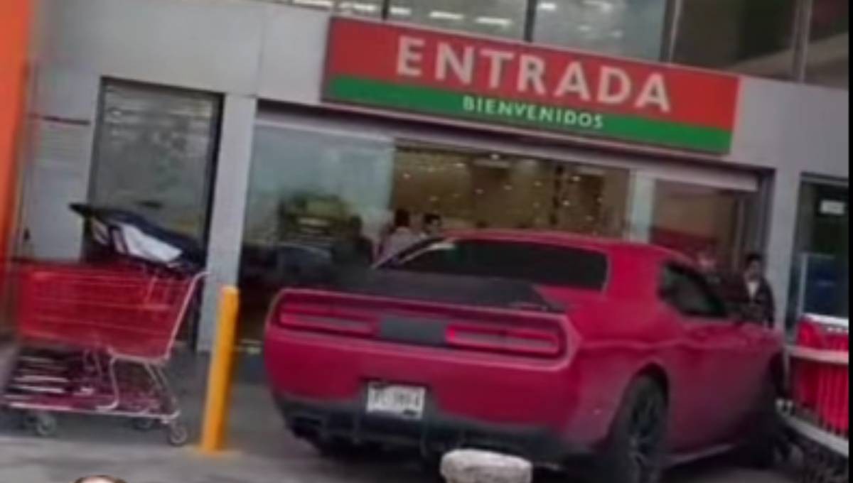 Se estrella auto en entrada de Soriana Centro Max