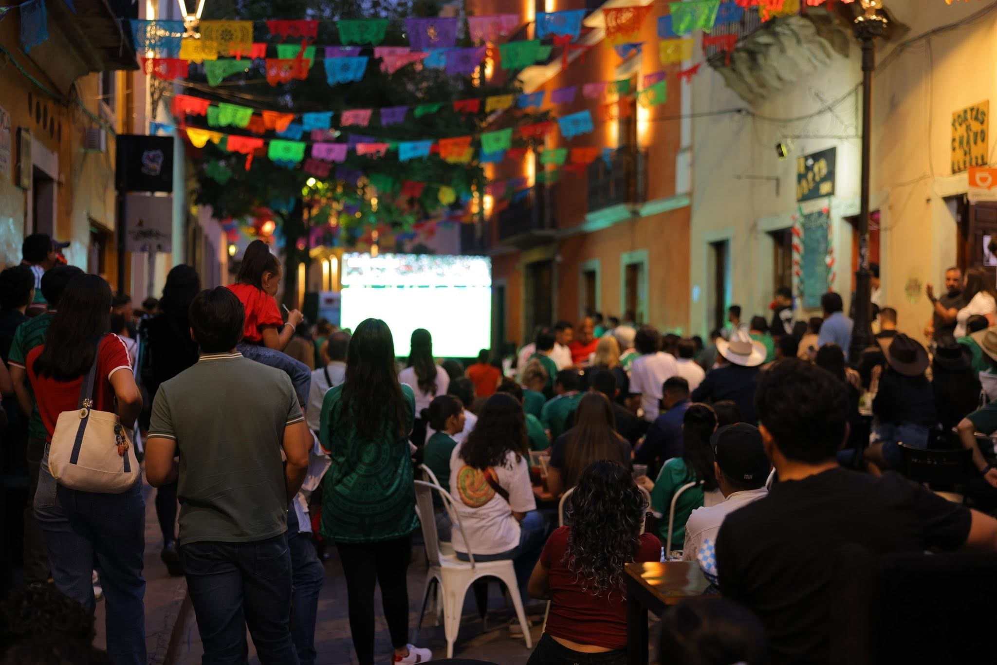 Transmiten partido México vs. Ecuador en calle Subterránea; desatan caos vial
