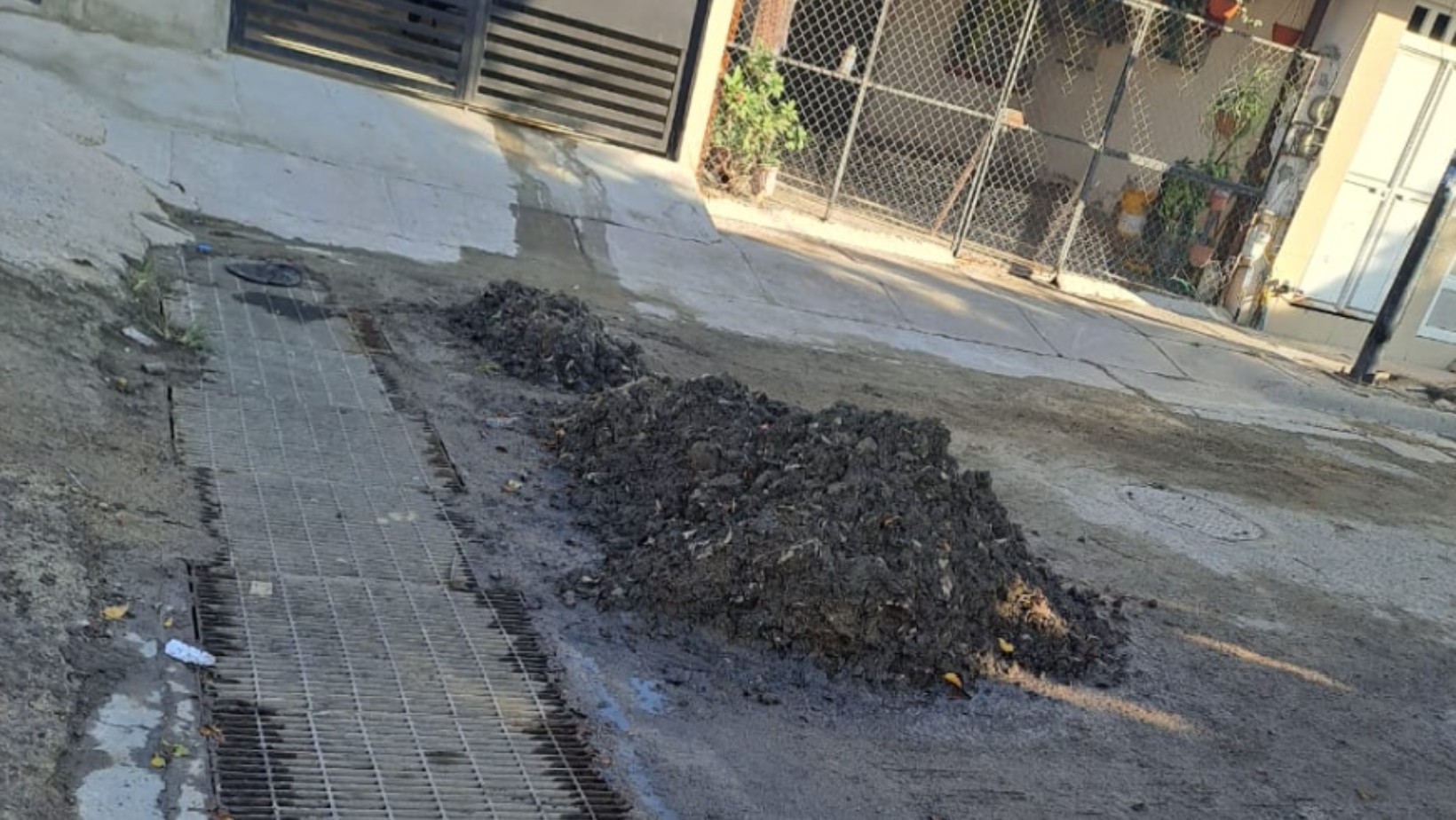 Vecinos de Villas de San Juan acusan que Sapal dejó desechos tras limpiar coladeras