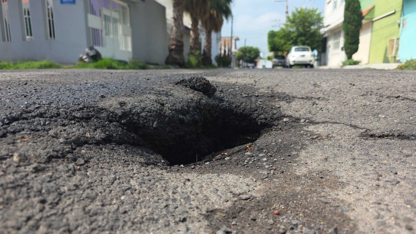 ¡Alerta en Valle del Real! Temen vecinos que hundimiento se convierta en socavón