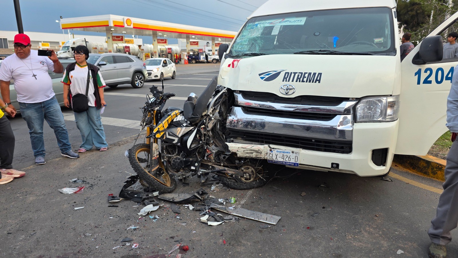 ¡De milagro! Motociclistas sobreviven tras quedar prensados entre camión y camioneta en Celaya