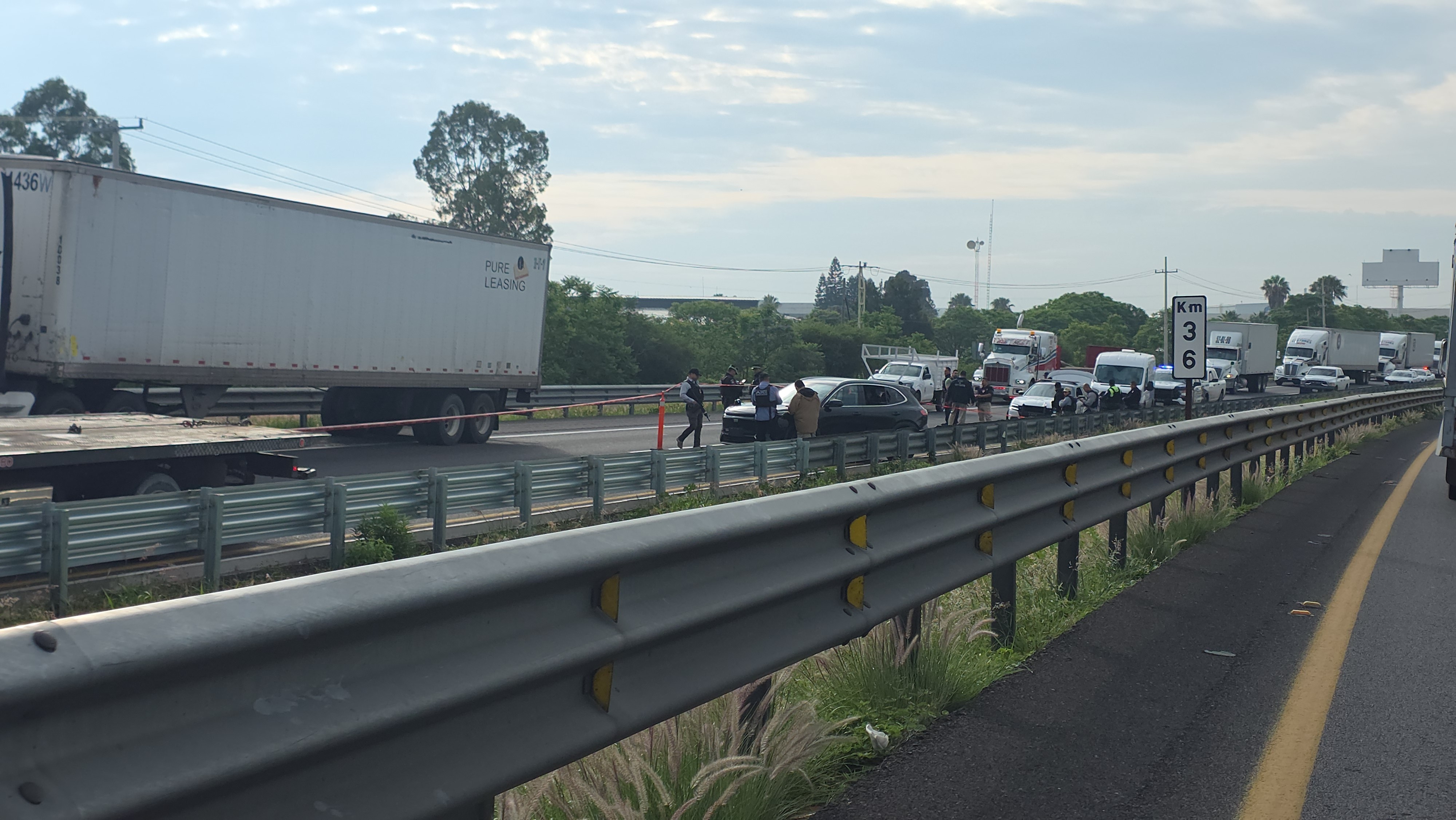 Frustran intento de asalto en la Apaseo-Celaya tras balacera; aseguran camioneta con equipo táctico