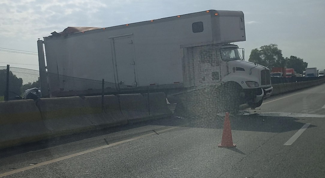 Tráiler choca contra muro y colapsa la autopista Querétaro-Salamanca en Apaseo el Grande