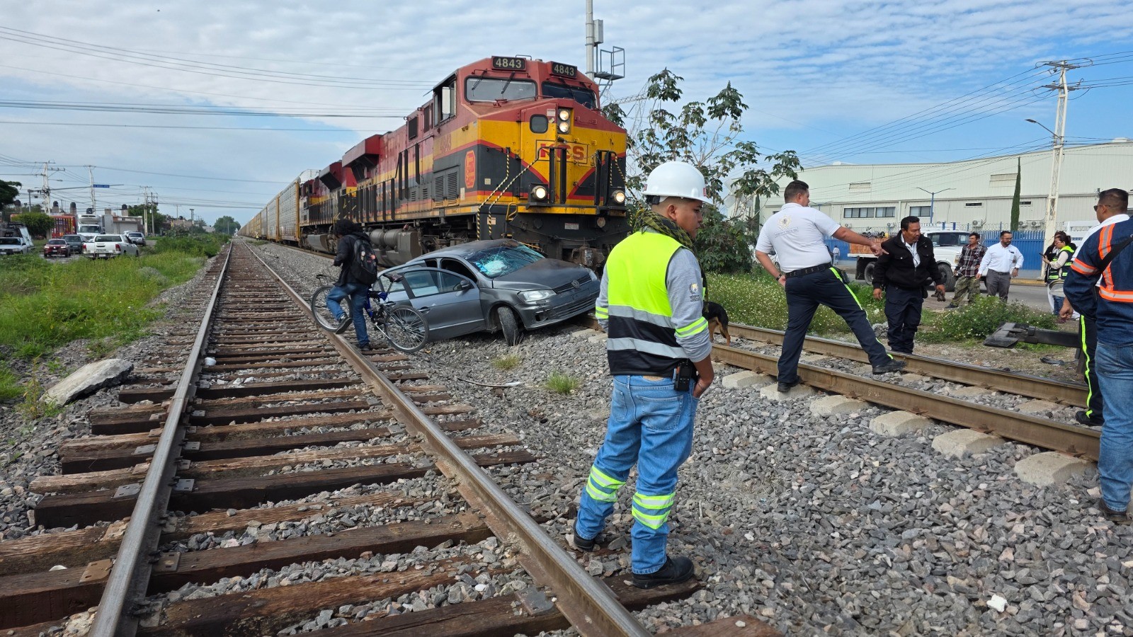 Mujer embarazada se salva de milagro tras ser embestido su auto por un tren en Celaya
