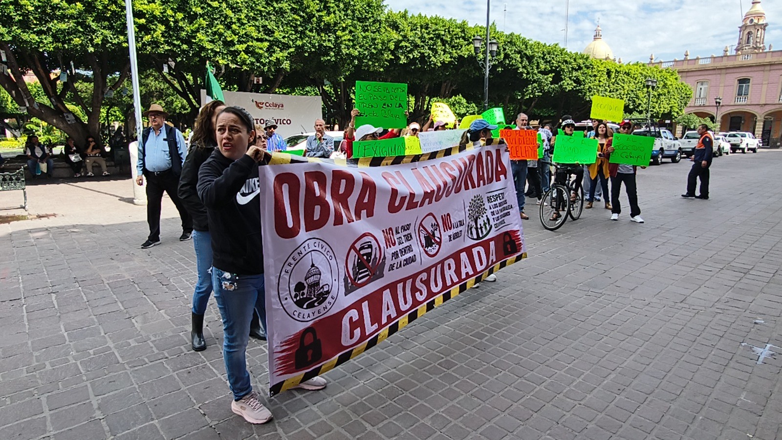 Ciudadanos protestan contra paso del tren urbano en Celaya; denuncian ecocidio y división de la ciudad
