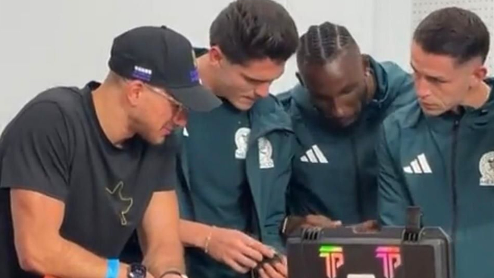 ¡Ganó millones apostando por México y les regaló Rolex a la Selección Mexicana!