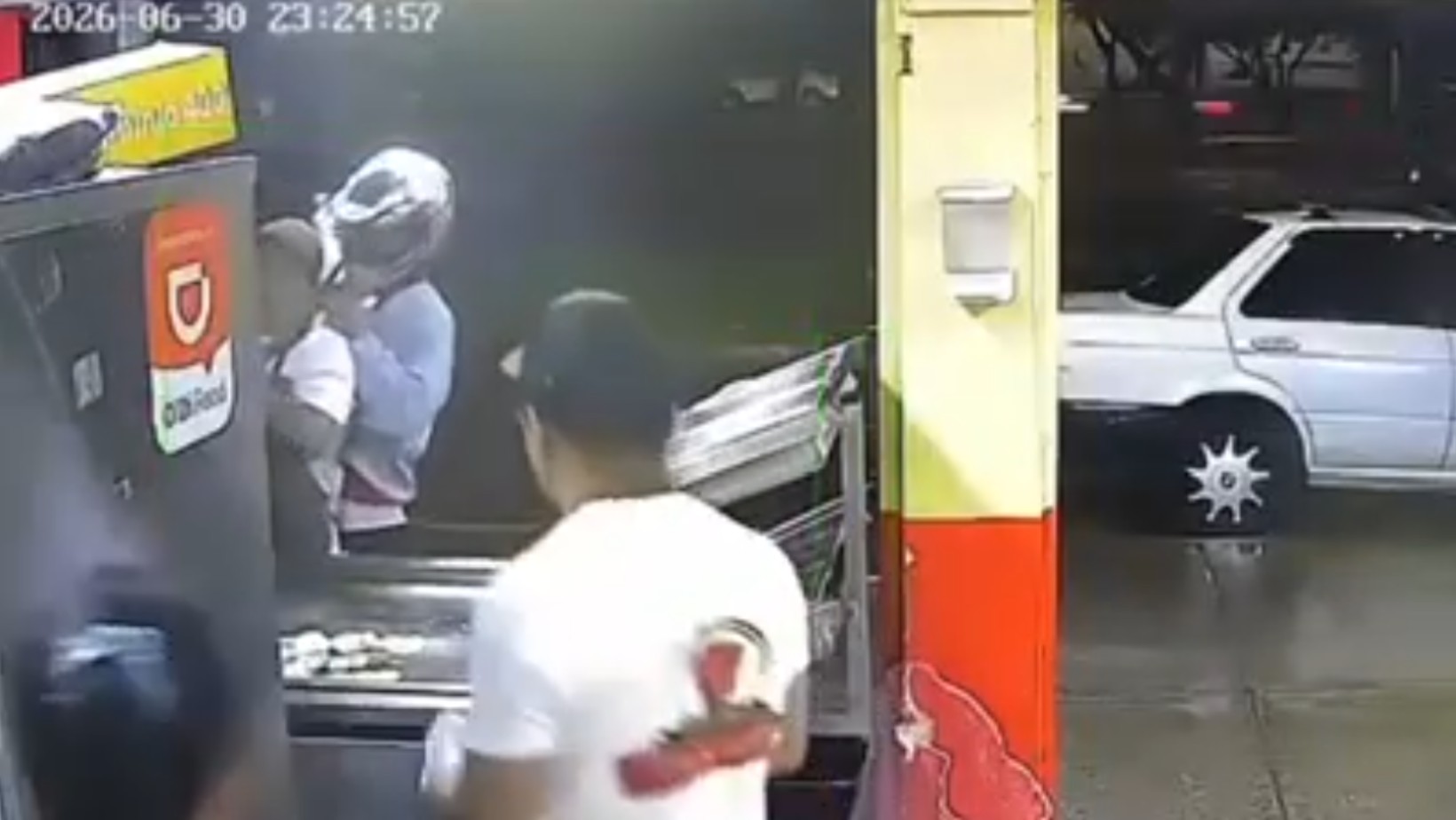 Hieren a taquero durante asalto en negocio de la colonia León Uno