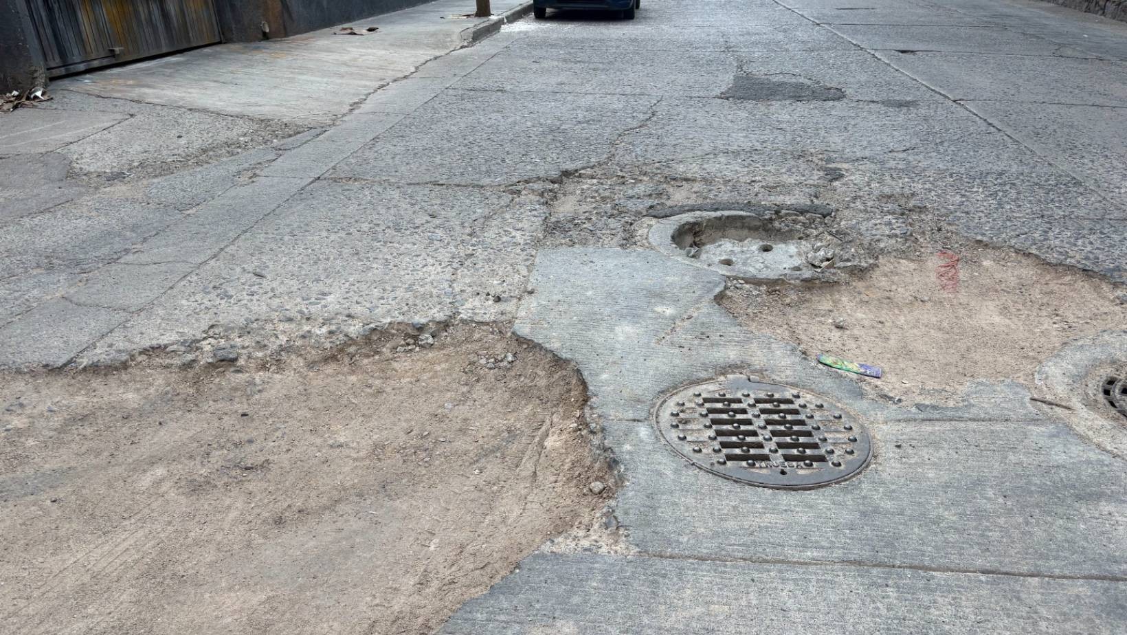 Mega baches ponen en riesgo a conductores en la colonia La Floresta en León