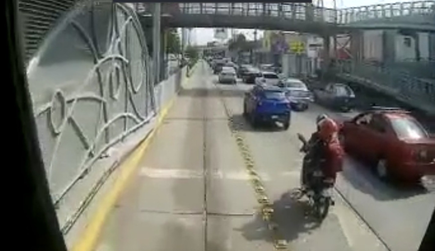 Video capta a motociclista invadiendo carril exclusivo de la Oruga en León