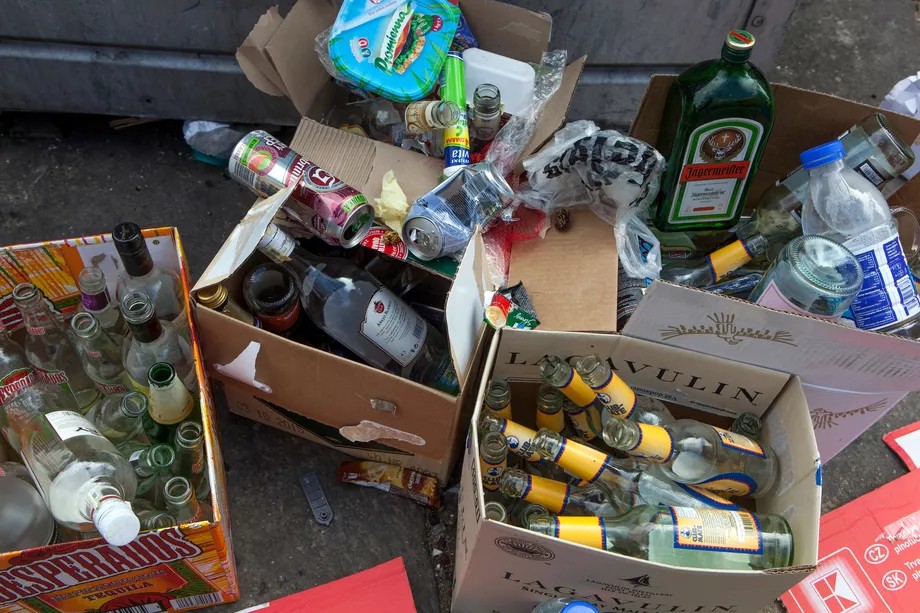 Así evita León que botellas vacías terminen llenas de alcohol adulterado