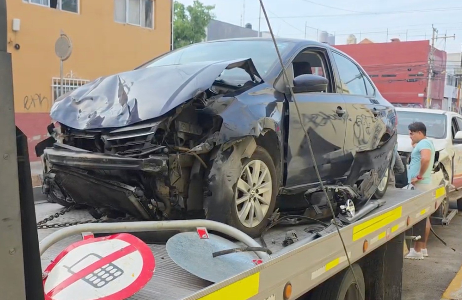 Conductor se pasa el alto y provoca fuerte choque en el bulevar Adolfo López Mateos