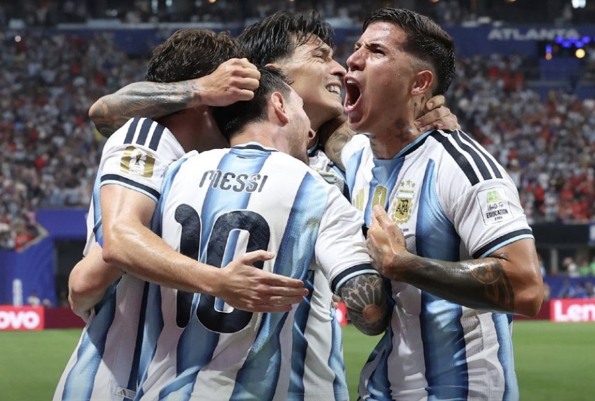El campeón Argentina resurge y elimina a Egipto con épica remontada en el Mundial