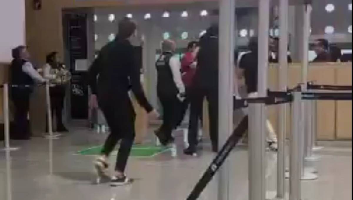 Aeroméxico baja a pasajeros de vuelo y golpean a personal (VIDEO)