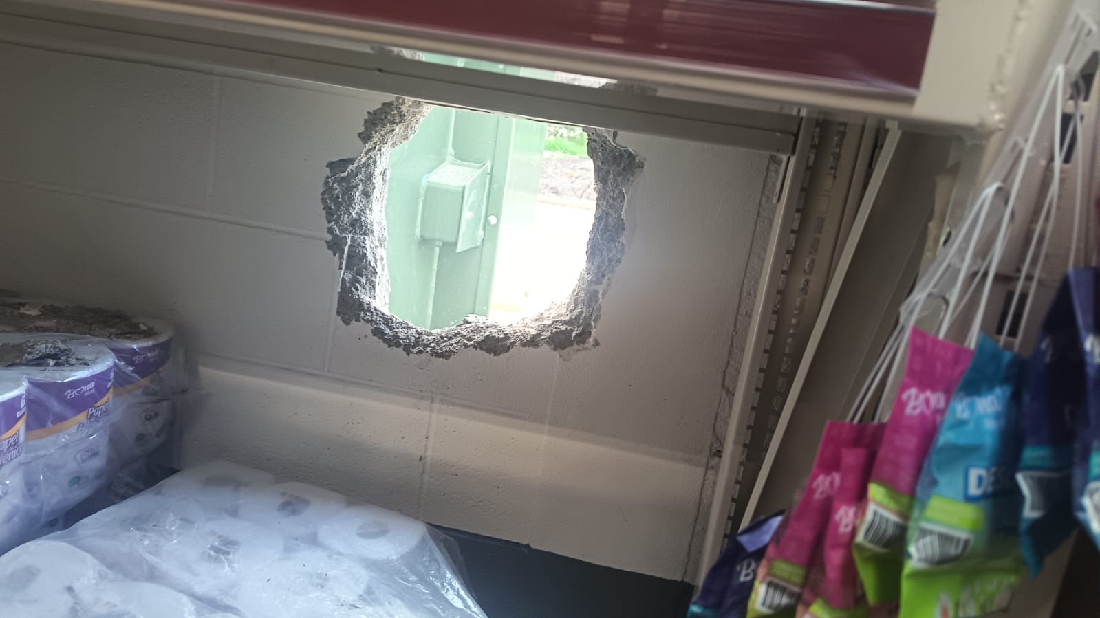 A boquetazo limpio, ladrón saquea minisúper en Punta Norte y escapa con diversa mercancía