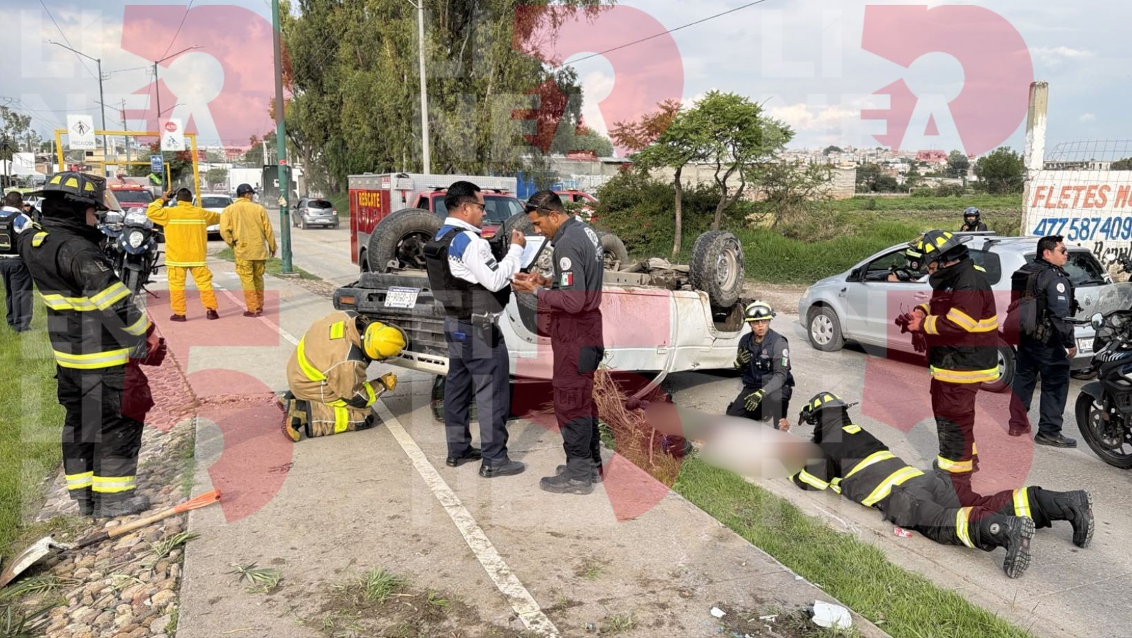 Volcadura en bulevar Aristóteles deja un hombre lesionado en León Volcadura en bulevar Aristóteles deja un hombre lesionado en León