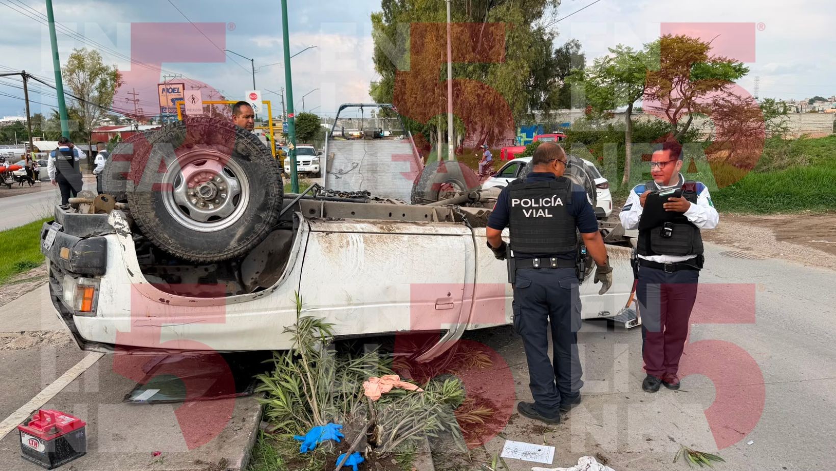 Volcadura en bulevar Aristóteles deja un hombre lesionado en León
