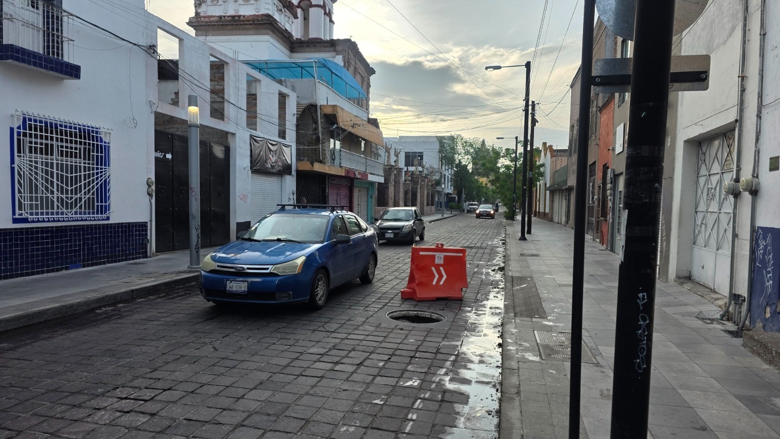 Coladera colapsada en el Centro de Celaya pone en riesgo a automovilistas y peatones