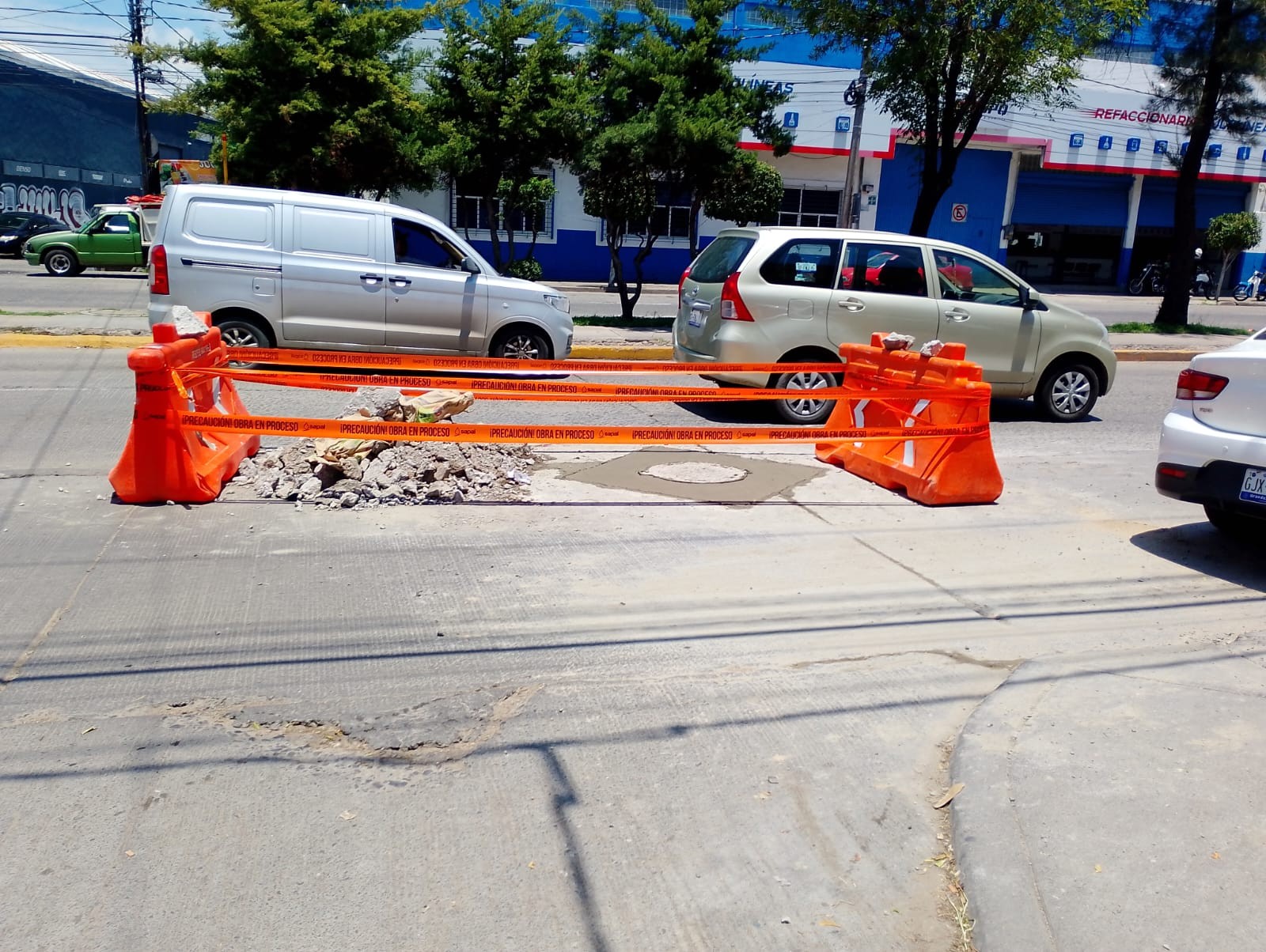 Arreglan coladera hundidad en Hermanos Aldama