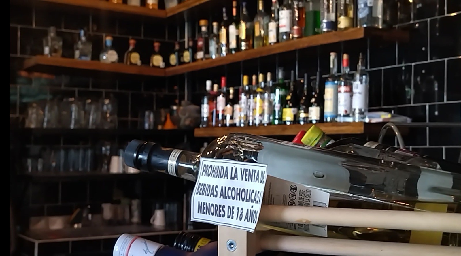 Aseguran presunto tequila adulterado en tienda clandestina de Celaya