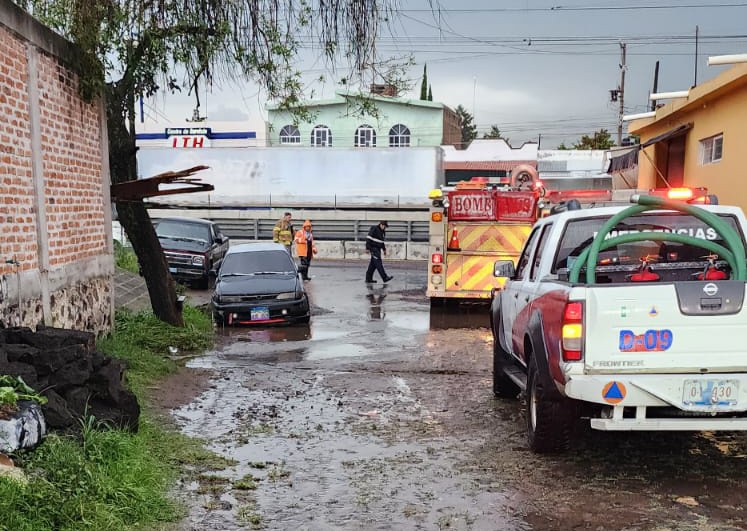 Lluvia intensa deja encharcamientos y afectaciones menores en Apaseo el Alto