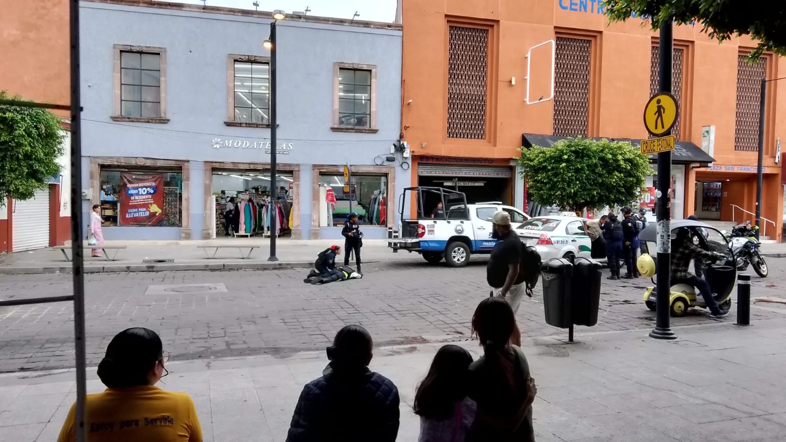 Taxista arrolla a agente de Tránsito y choca contra patrulla en Celaya; fue detenido