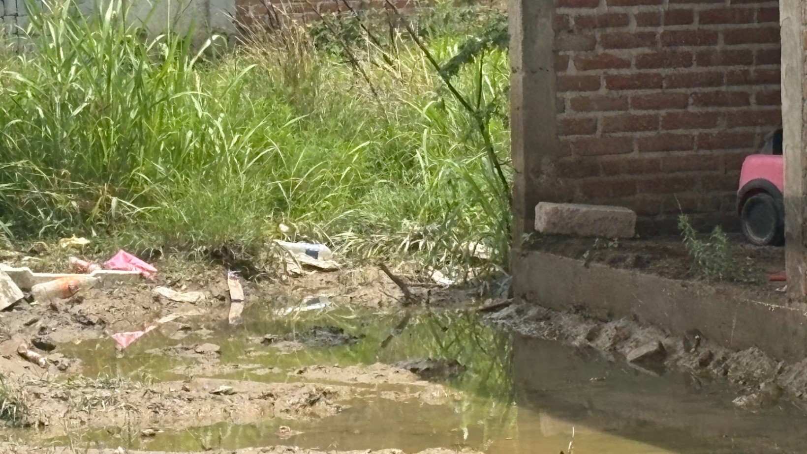 ¡Calles convertidas en un pantano! Vecinos piden ayuda en León