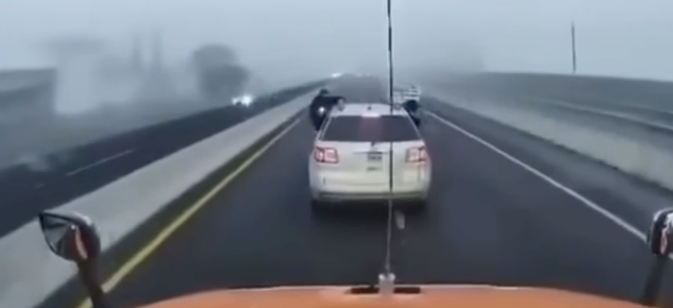 Captan en video violento intento de asalto a tráiler en la Panamericana, entre Apaseo el Grande y Celaya