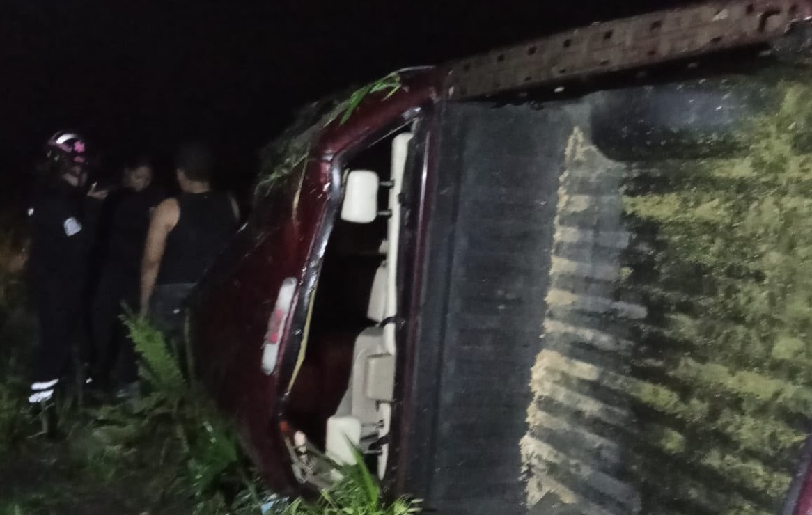 Conductor resulta lesionado tras volcadura en la carretera Acámbaro–Tarandacuao