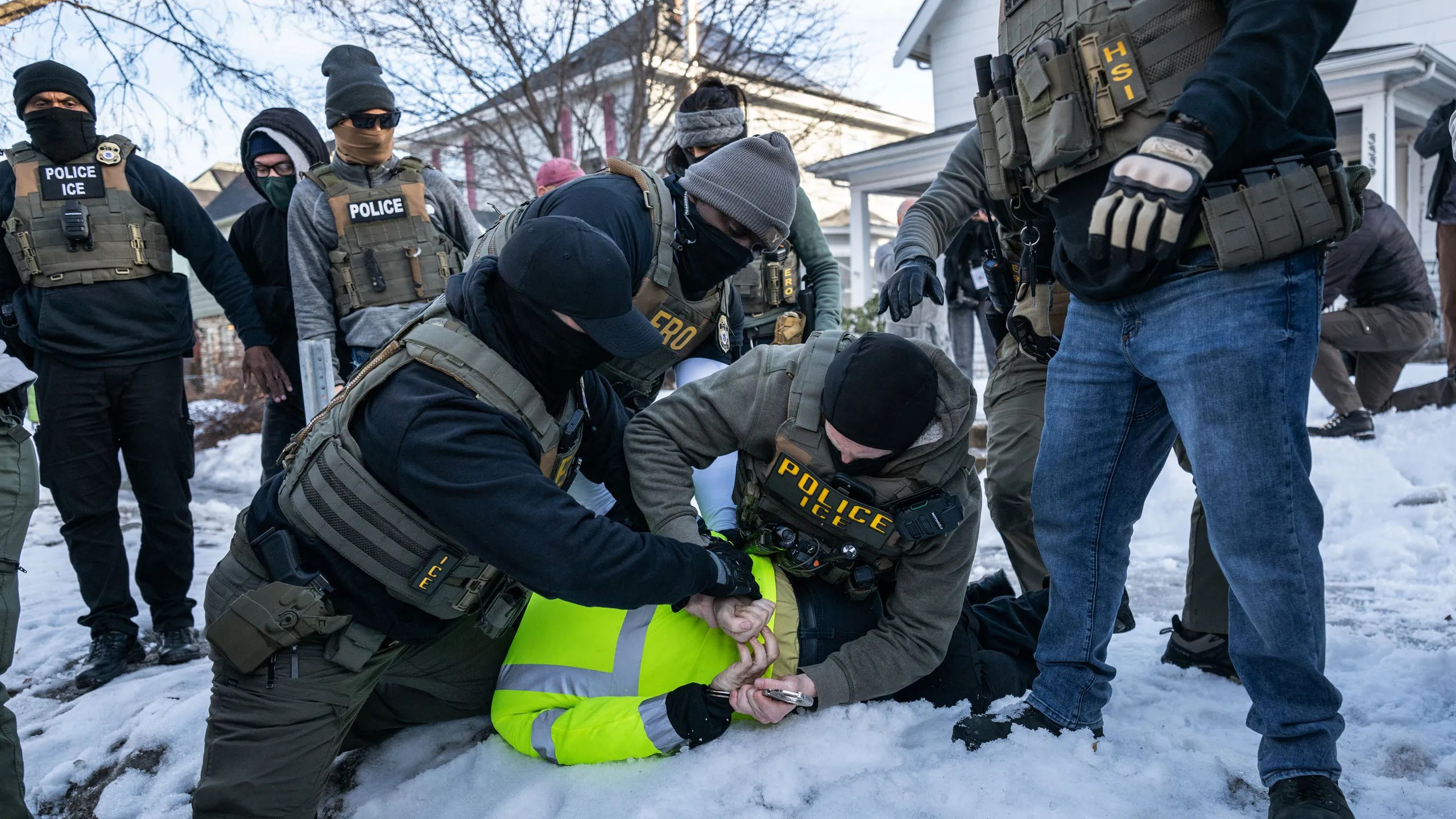 Trump ordena al ICE mantener detenciones de tráfico pese a recientes muertes en operativos