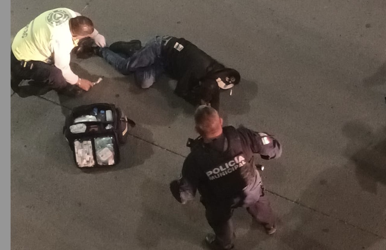 Hombre cae de puente en avenida Constituyentes de Celaya; permanece grave