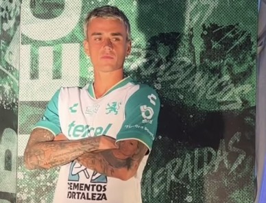 Nicolás Fonseca posa con el nuevo uniforme de la Fiera... ¿jugará el Apertura con el León?