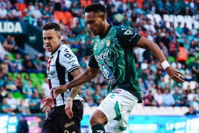 León cae en su debut en casa; Atlas aprovecha la expulsión de Cambindo en el primer tiempo