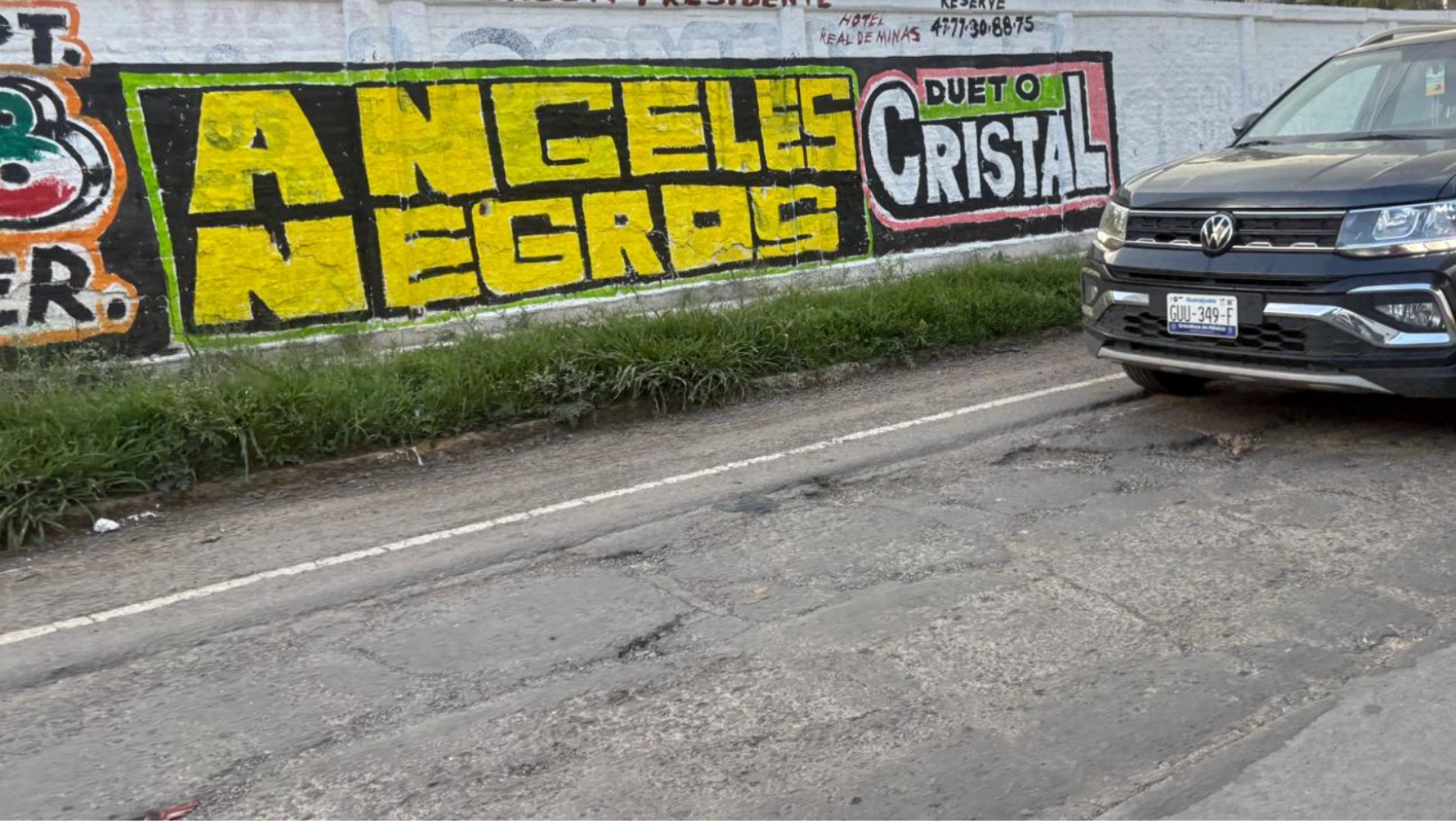 El carril derecho del Timoteo Lozano en León, entre baches y desgaste