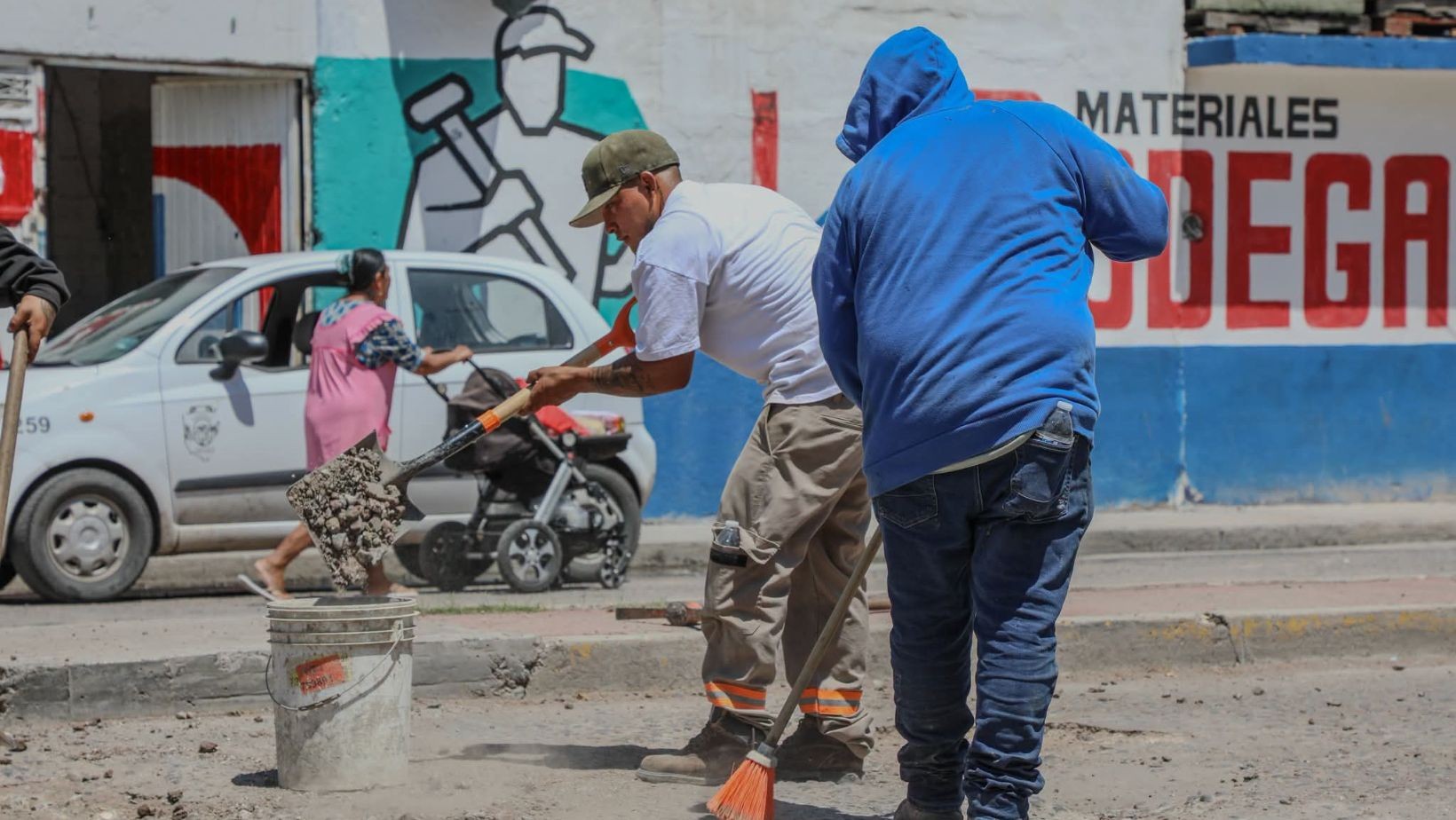 Cortazar mantiene campaña de bacheo pese a lluvias y escasez de asfalto