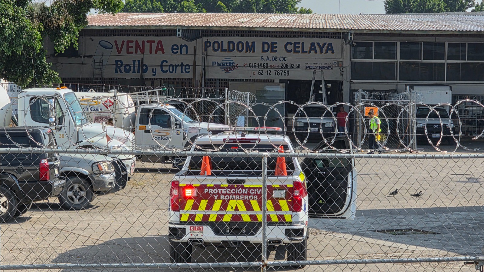 Evacúan a 150 estudiantes por fuga de gas en pipa frente a EDUCEM en Celaya