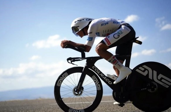 Isaac del Toro resiste la contrarreloj y sigue tercero en el Tour de Francia