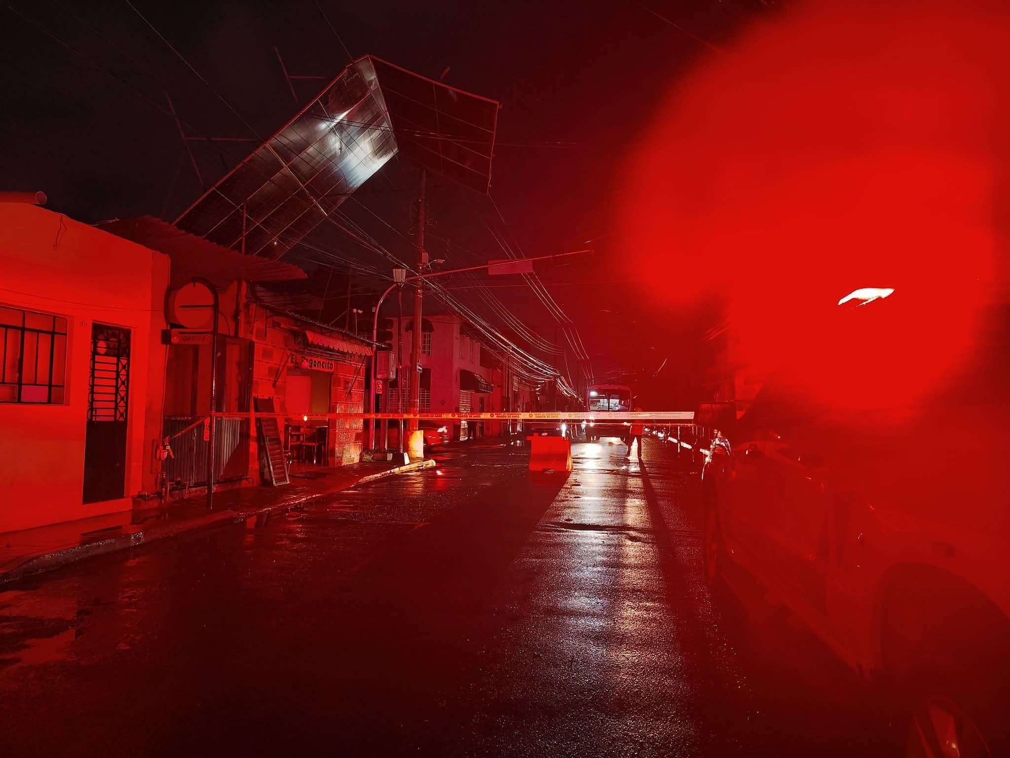Fuertes vientos derriban panel solar y cierran la avenida Insurgentes en Celaya