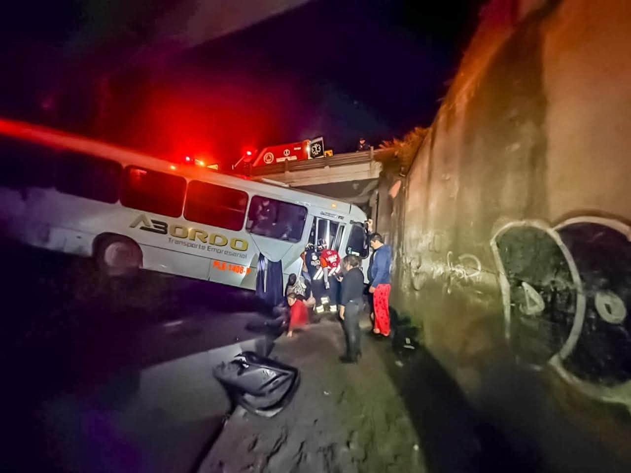 Muere un trabajador y 10 más resultan lesionados tras accidente de camión de personal